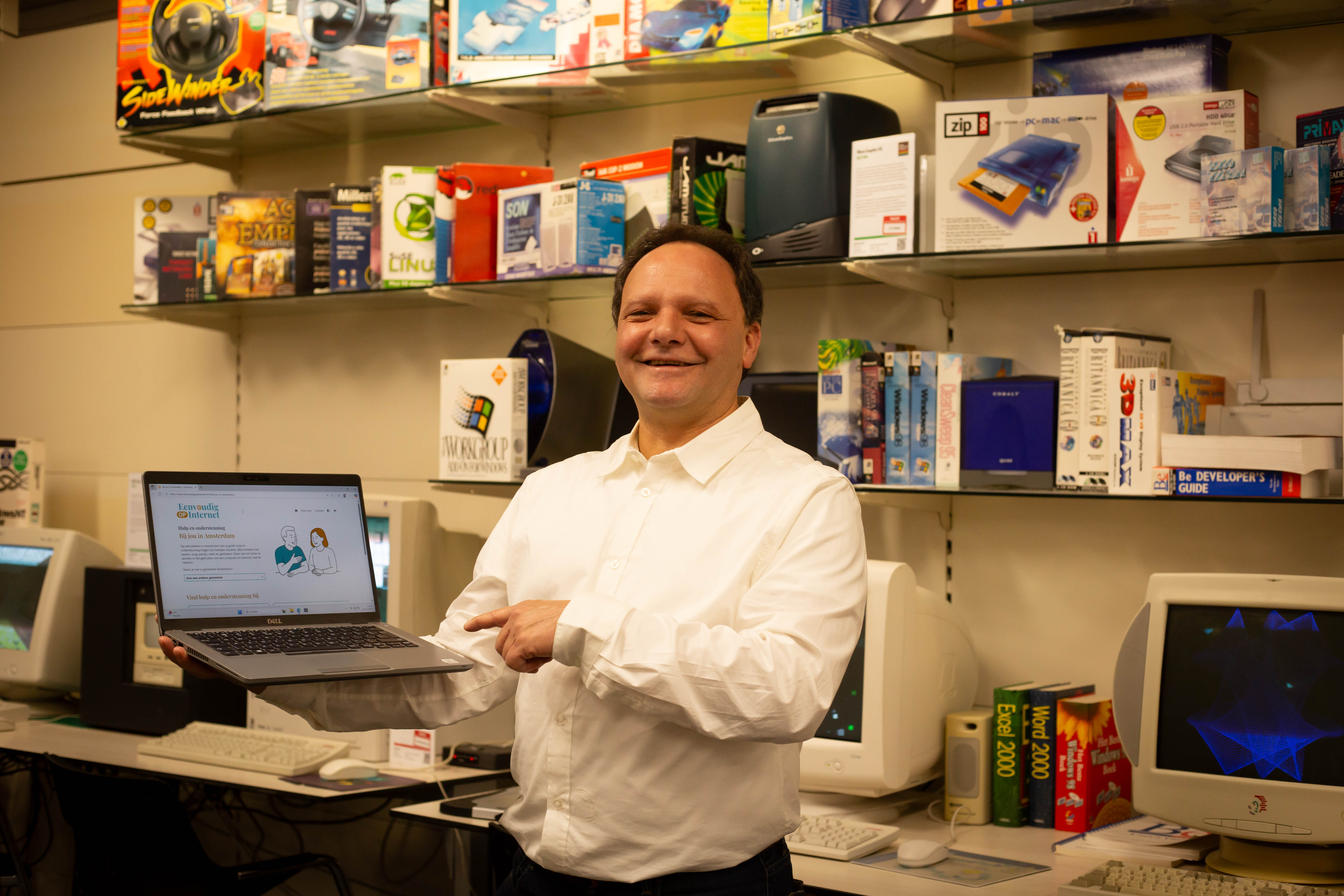 Eric: “We bieden eenvoudige trainingen aan, zodat mensen leren hoe ze hun computer goed gebruiken." Eric: “We bieden eenvoudige trainingen aan, zodat mensen leren hoe ze hun computer goed gebruiken."